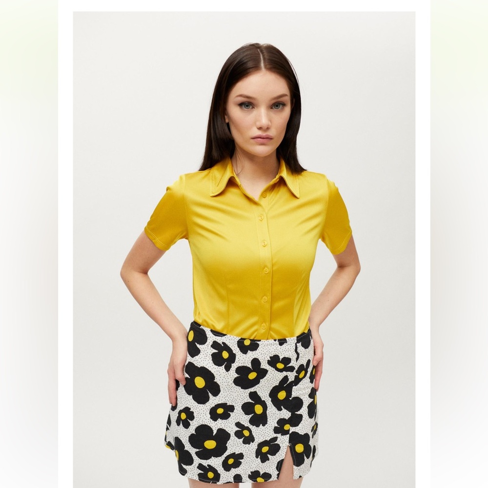 Cute Urban Outfitters mini floral skirt with slit